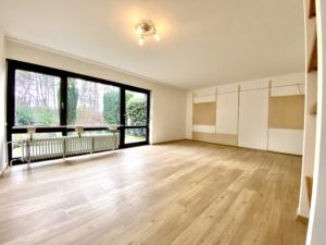 389 großzügiges Wohnzimmer rechts