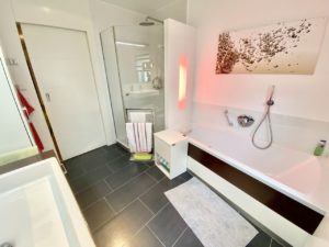 407 Badezimmer mit Wanne und Dusche