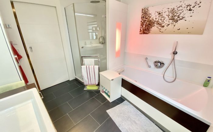 407 Badezimmer mit Wanne und Dusche