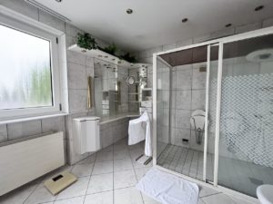 433 Badezimmer mit grosser Dusche