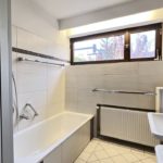 434 OG modernisiertes Badezimmer mit Wanne und Dusche