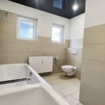469 Badezimmer mit Blick in den Raum