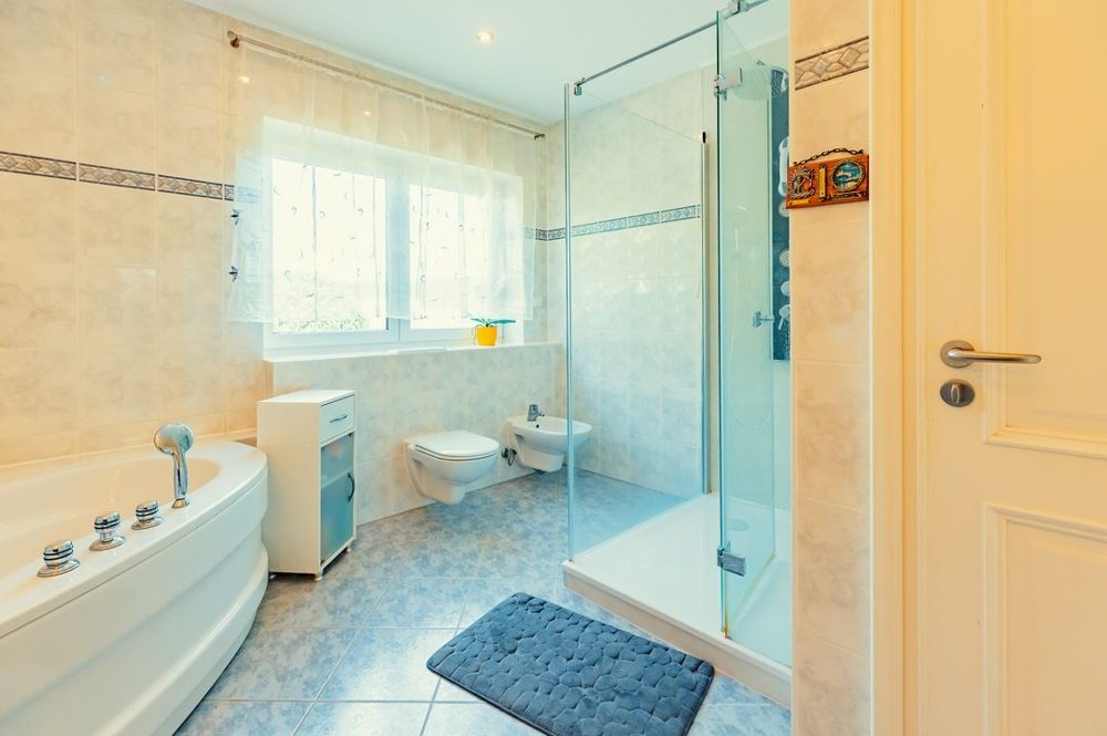 503 EG Badezimmer mit ebenerdiger Dusche