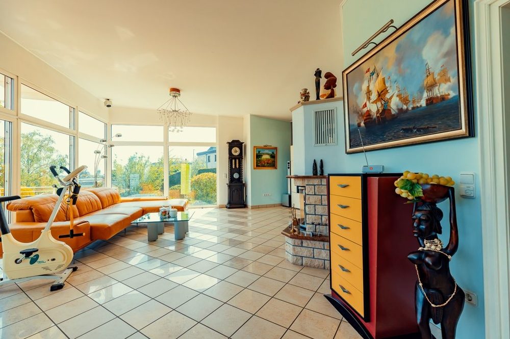 503 EG Wohnzimmer mit großer Fensterfront