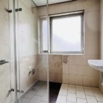 89-2 Badezimmer mit ebenerdiger Dusche
